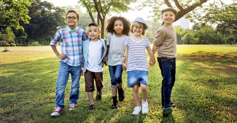 Gelukkige familie met lachend kind