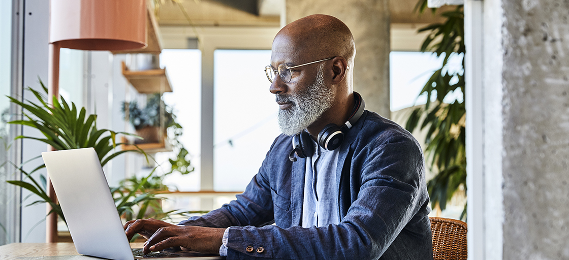 man-typing-on-laptop