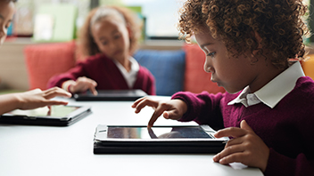 children-with-tablets